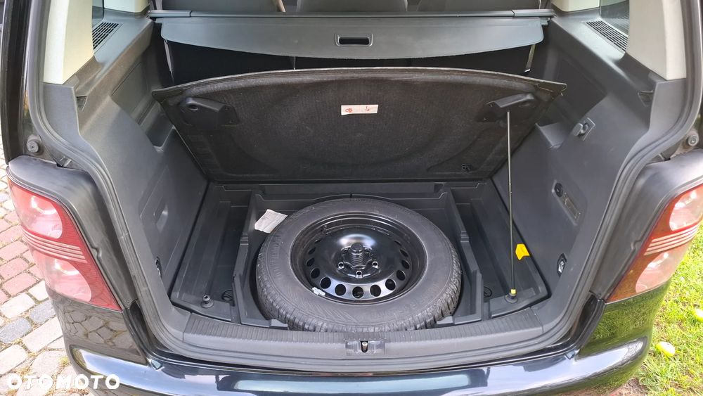 Volkswagen Touran 1.6 Conceptline - 19