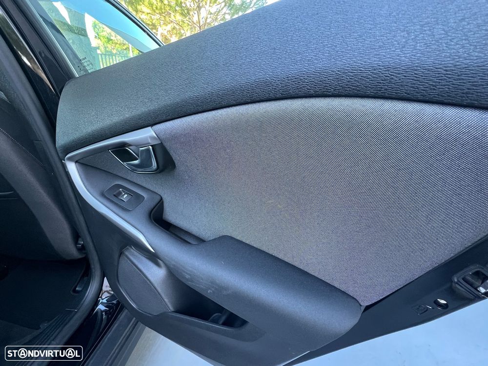 Volvo V40 Cross Country 2.0 D3 Momentum Geartronic - 14