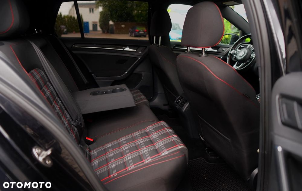 Volkswagen Golf - 24