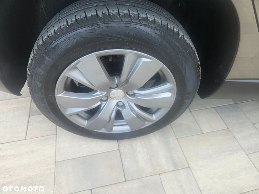 Peugeot 2008 1.2 Pure Tech Signature - 17