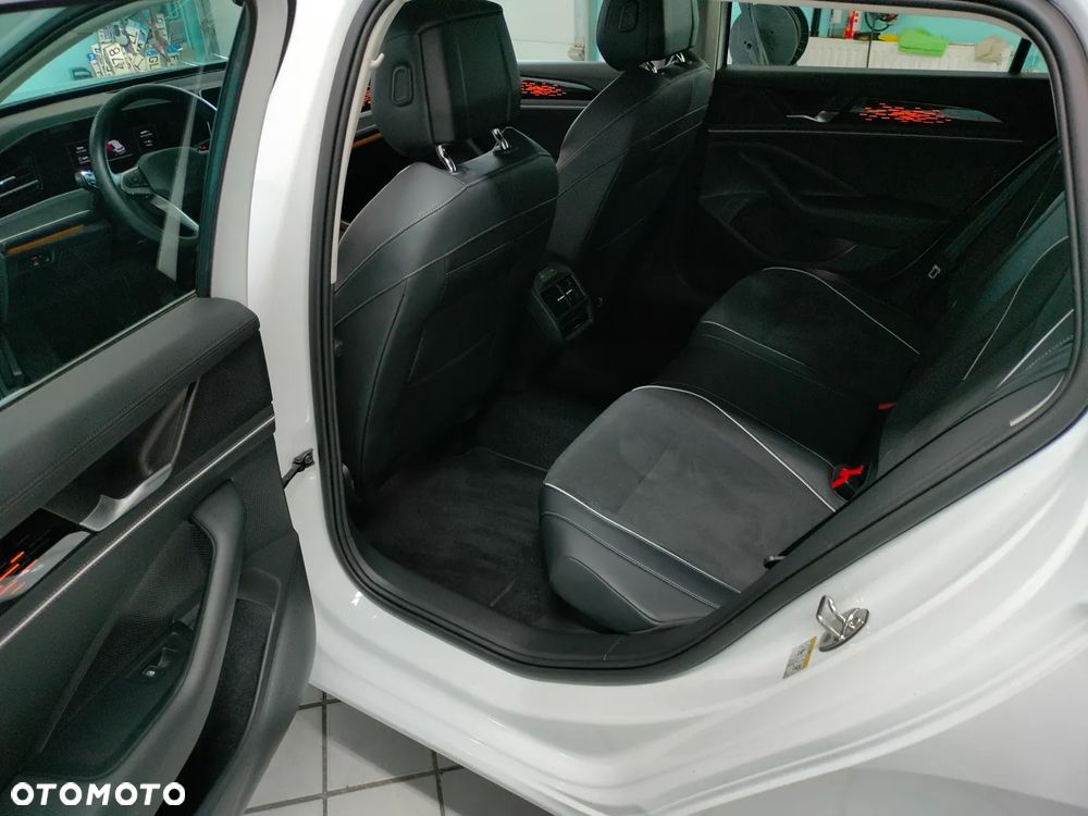 Volkswagen Passat - 16