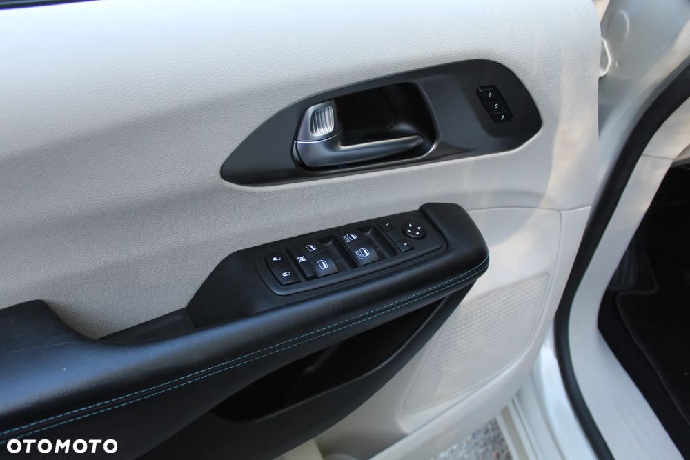 Chrysler Pacifica - 16