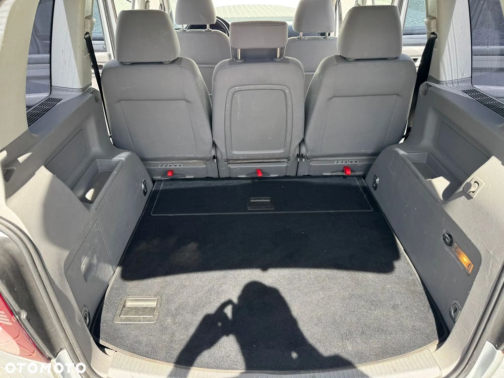 Volkswagen Touran - 22