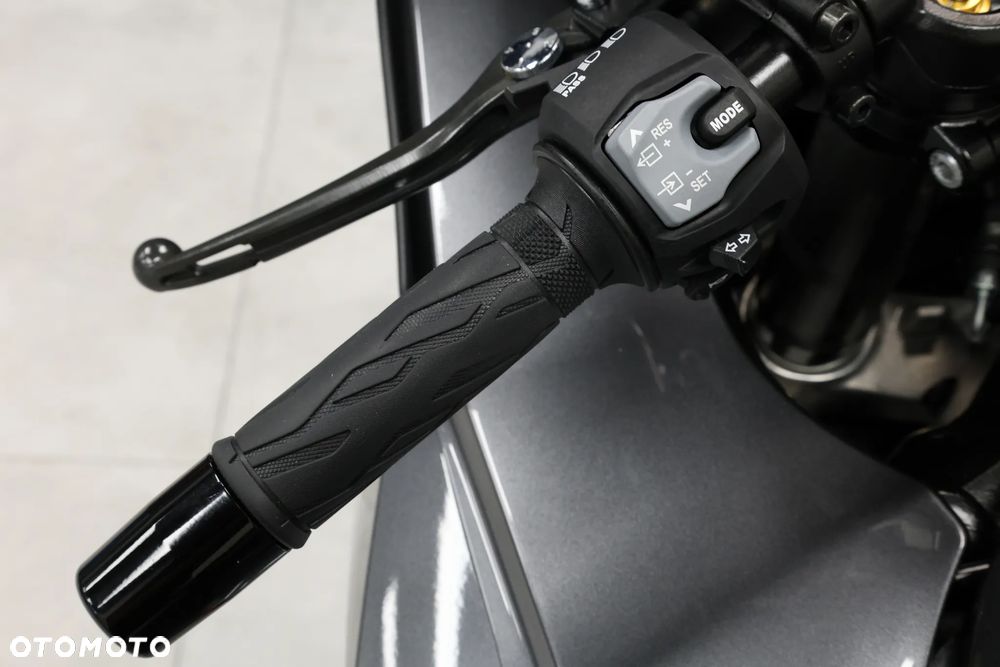 Suzuki GSX - 22