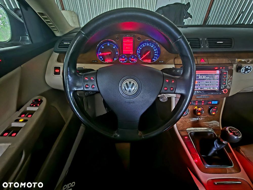 Volkswagen Passat 2.0 TDI Highline - 16