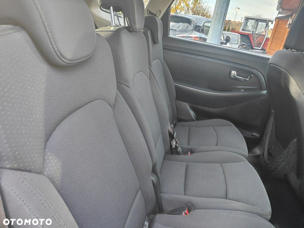 Kia Carens - 24