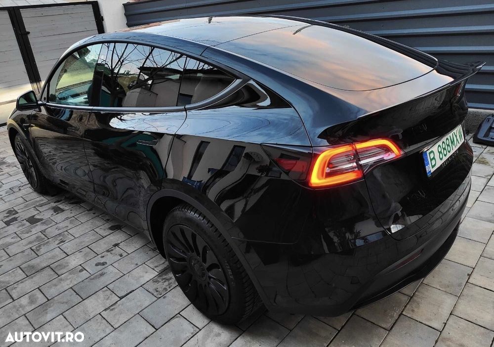 Tesla Model Y - 7
