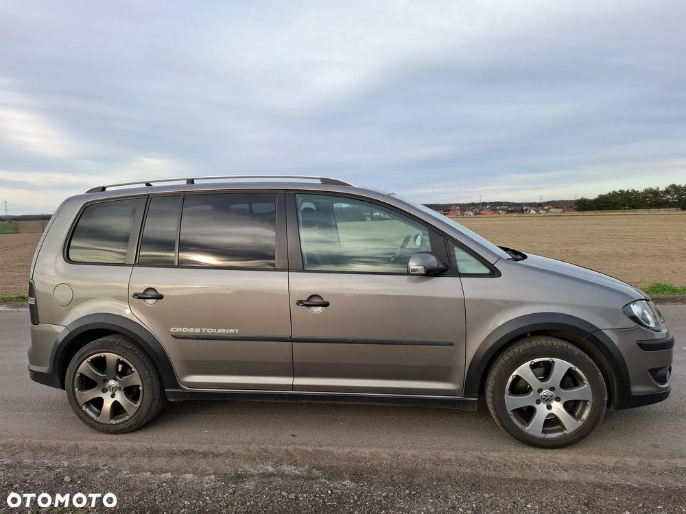 Volkswagen Touran 2.0 TDI DPF Cross DSG - 3