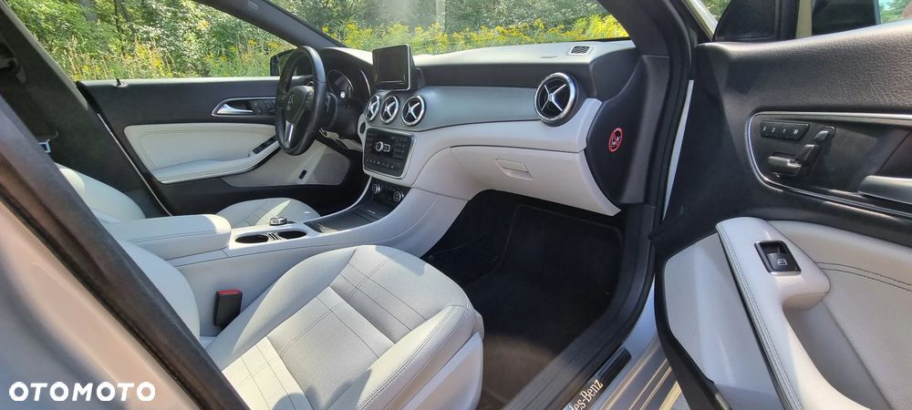 Mercedes-Benz CLA 200 7G-DCT Urban - 15