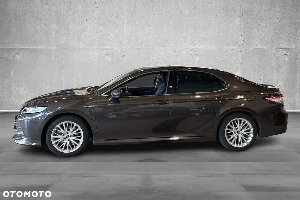 Toyota Camry Luxury - 4