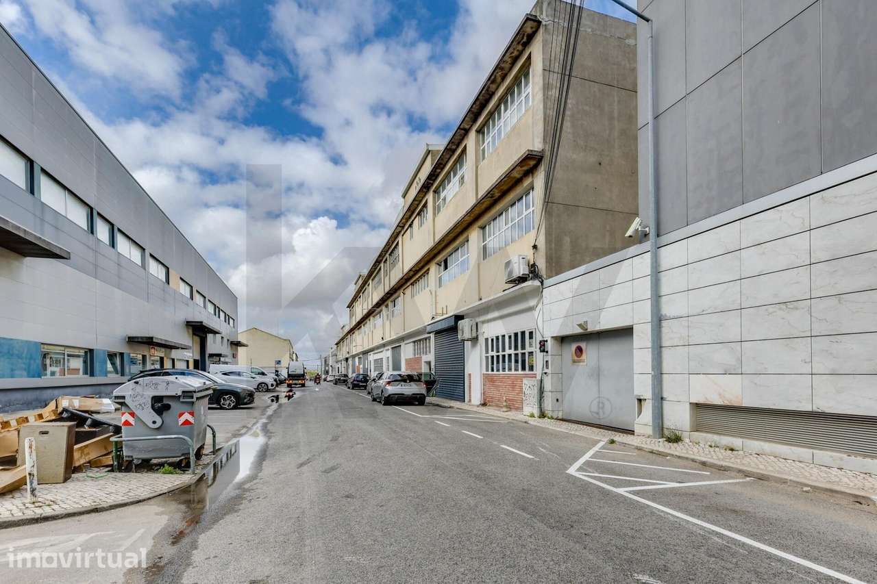 Armazém para Arrendar em Figo Maduro (750 m2) | Junto ao Aeroporto de - Grande imagem: 2/29