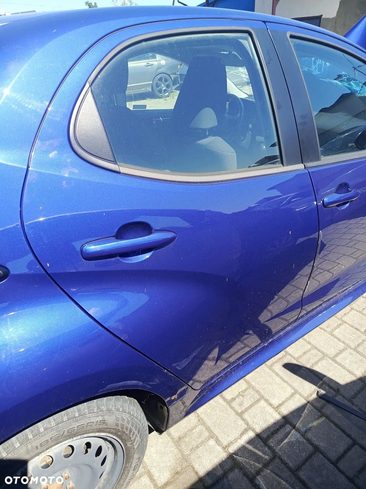 TOYOTA YARIS IV DRZWI PRAWE TYŁ TYLNE GOŁE 8W7 - 1