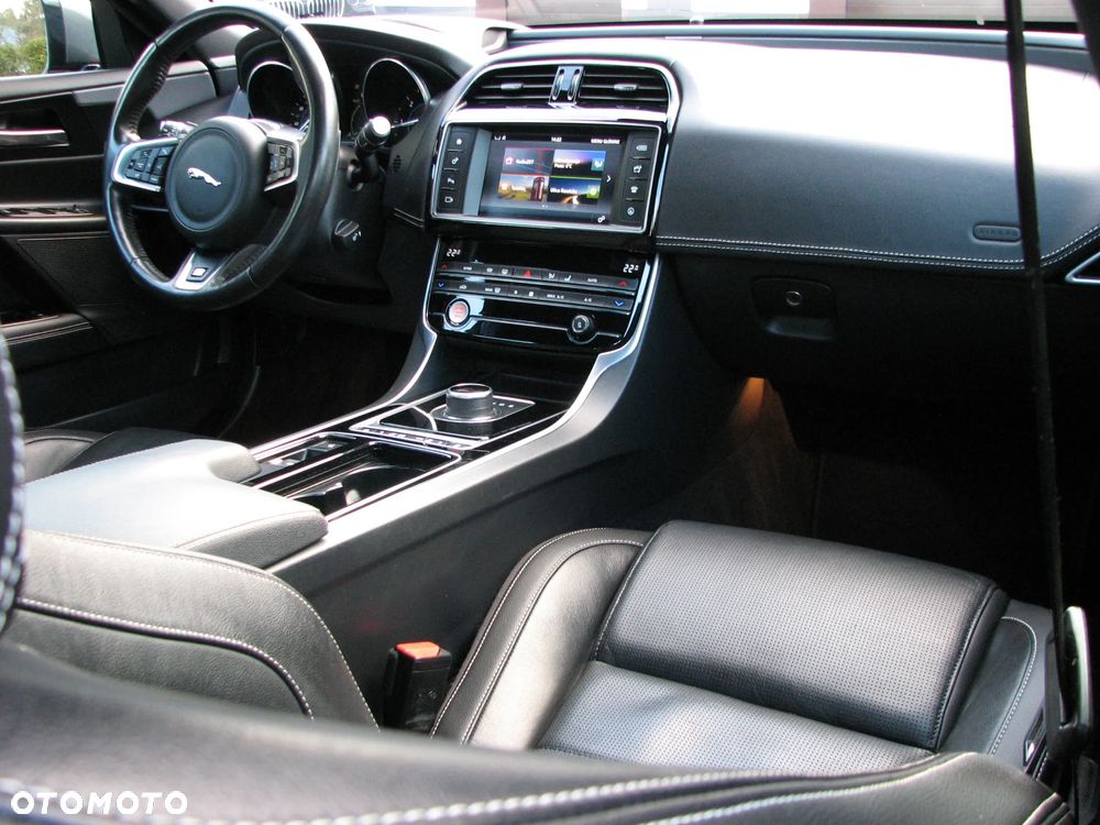 Jaguar XE 20d R-Sport - 18