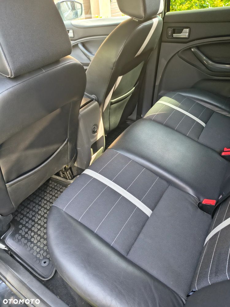 Ford Kuga 2.0 TDCi 2x4 Titanium - 16