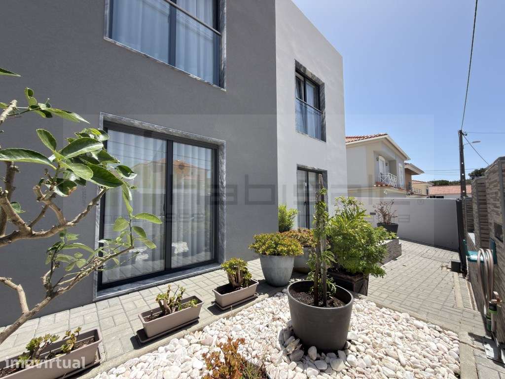 Moradia T3 Isolada de Construção Recente com Jardim e Zona Lounge - Grande imagem: 2/49