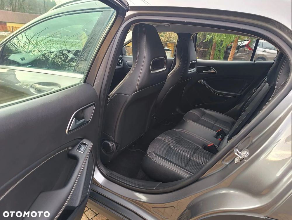 Mercedes-Benz GLA 200 Urban - 35
