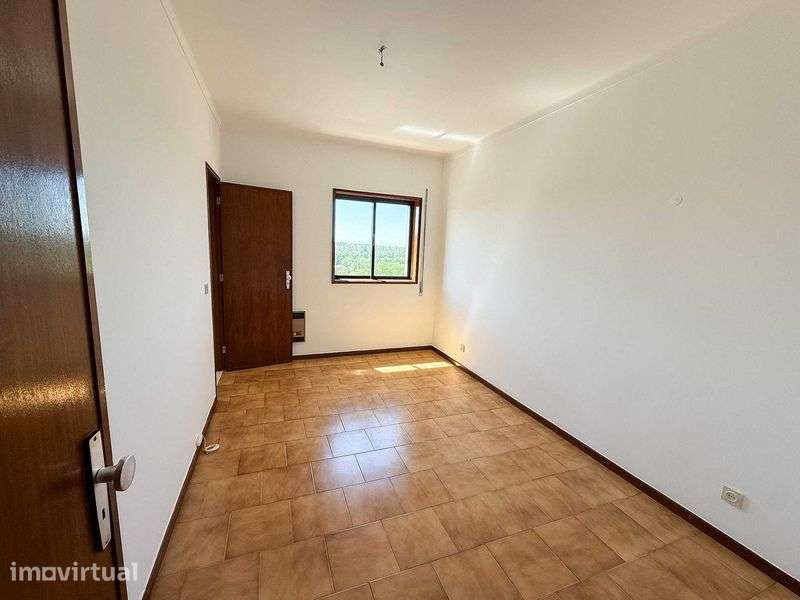 Apartamento T1 Urbanização Loreto c/ garagem fechada - Grande imagem: 3/11