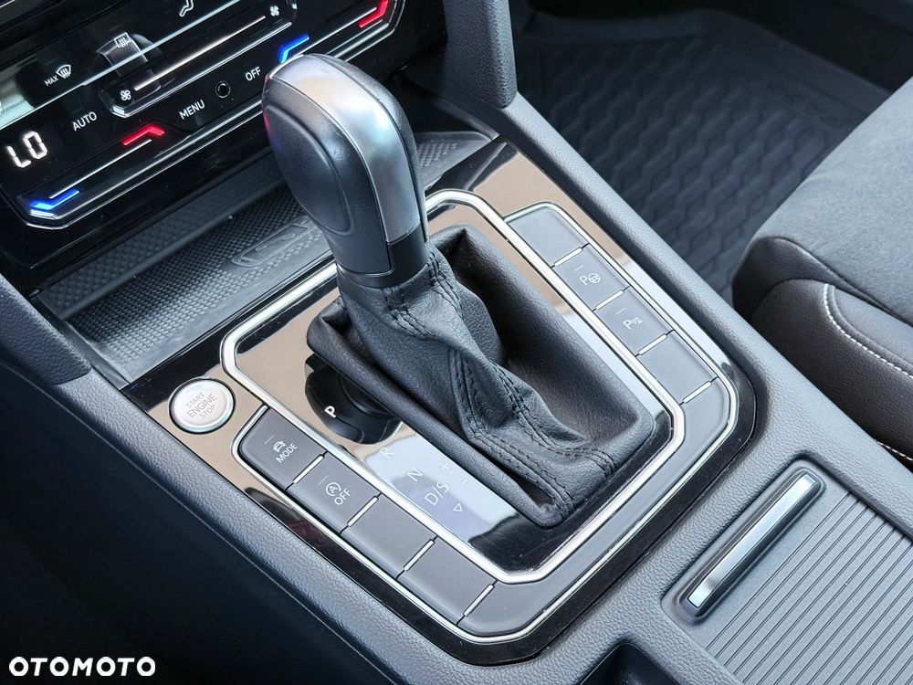 Volkswagen Passat Variant 2.0 TDI EVO Elegance DSG - 24