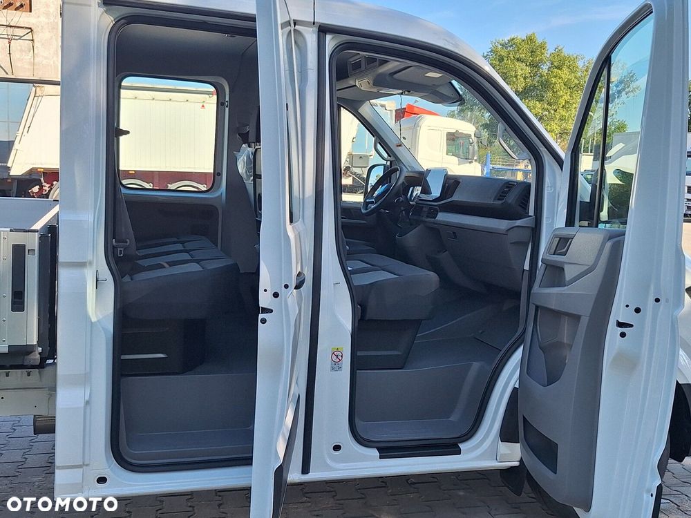 Volkswagen Crafter 35 Skrzyniowy z podwójną kabiną silnik: 2,0 l EU6 SCR 140 KM / skrzynia biegów: Przedni napęd manualna 6-biegowa rozstaw osi: 3640 mm - 18