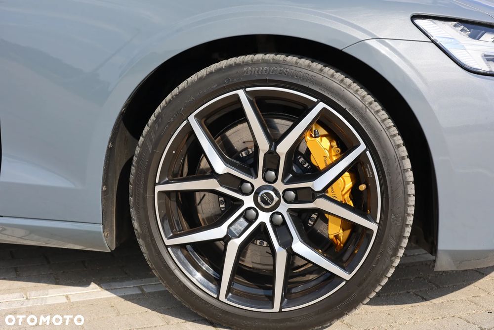 Volvo V60 T8 AWD Plus Dark - 4