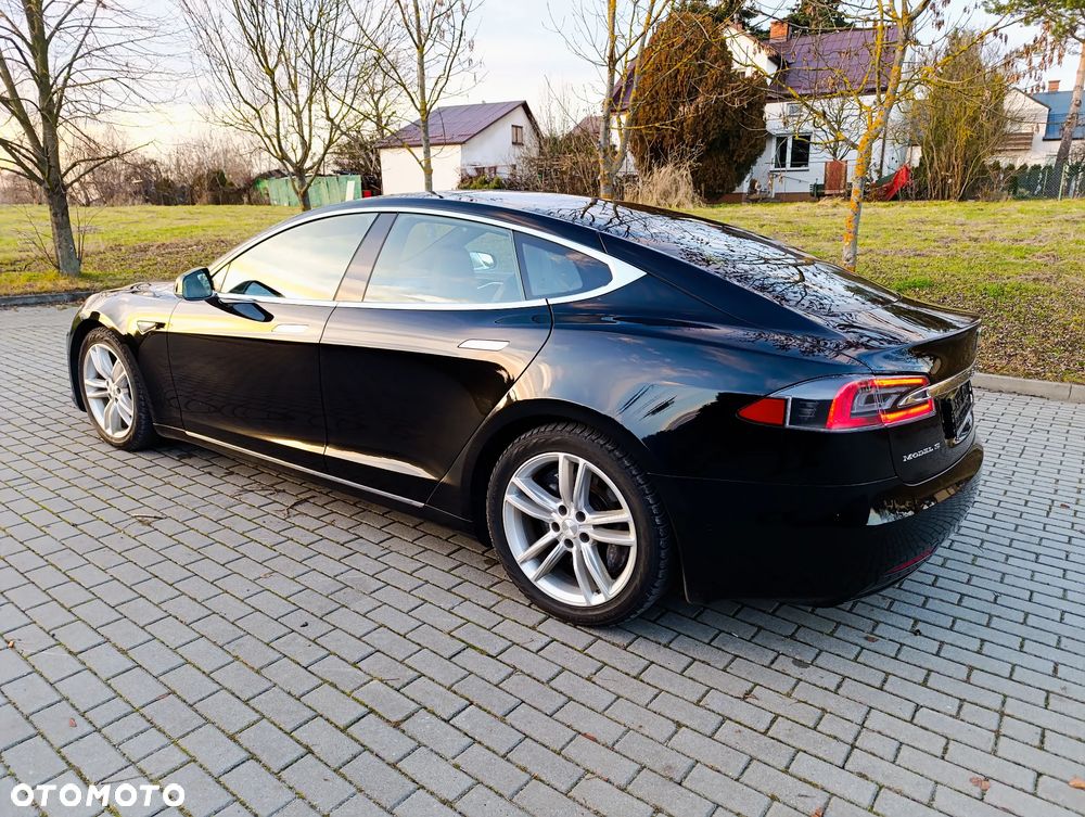 Tesla Model S - 4