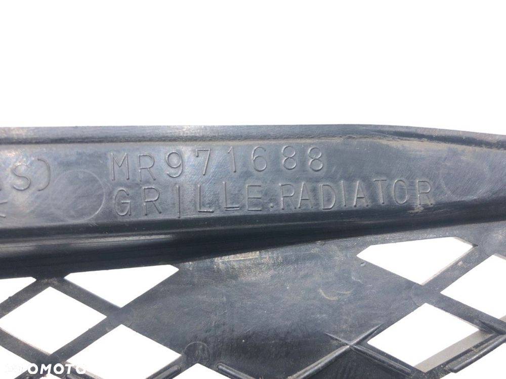 ATRAPA GRILL  MITSUBISHI OUTLANDER I (CU_W) 2001 - 2008 2.0 (CU2W) 100 kW [136 KM] benzyna 2003 - - 4