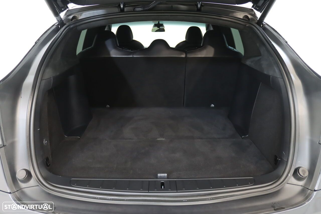 Tesla Model X - 10