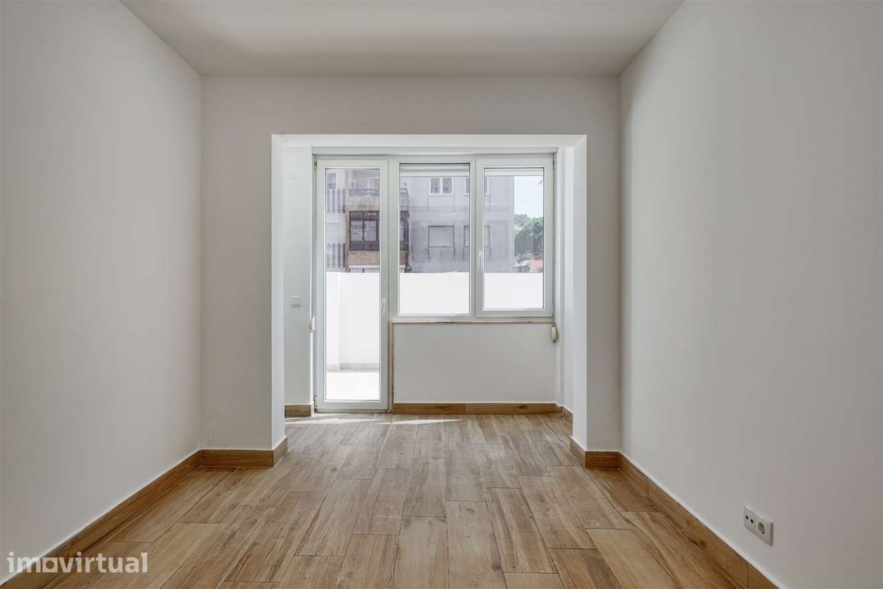 Excelente T2 Renovado com Terraço Privativo de 22 m² e Suíte em Belas - Grande imagem: 4/25
