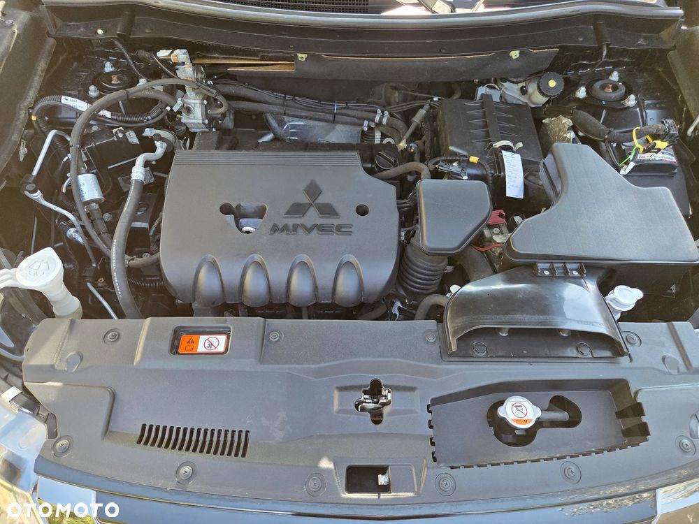Mitsubishi Outlander 2.0 Instyle + 4WD CVT - 11