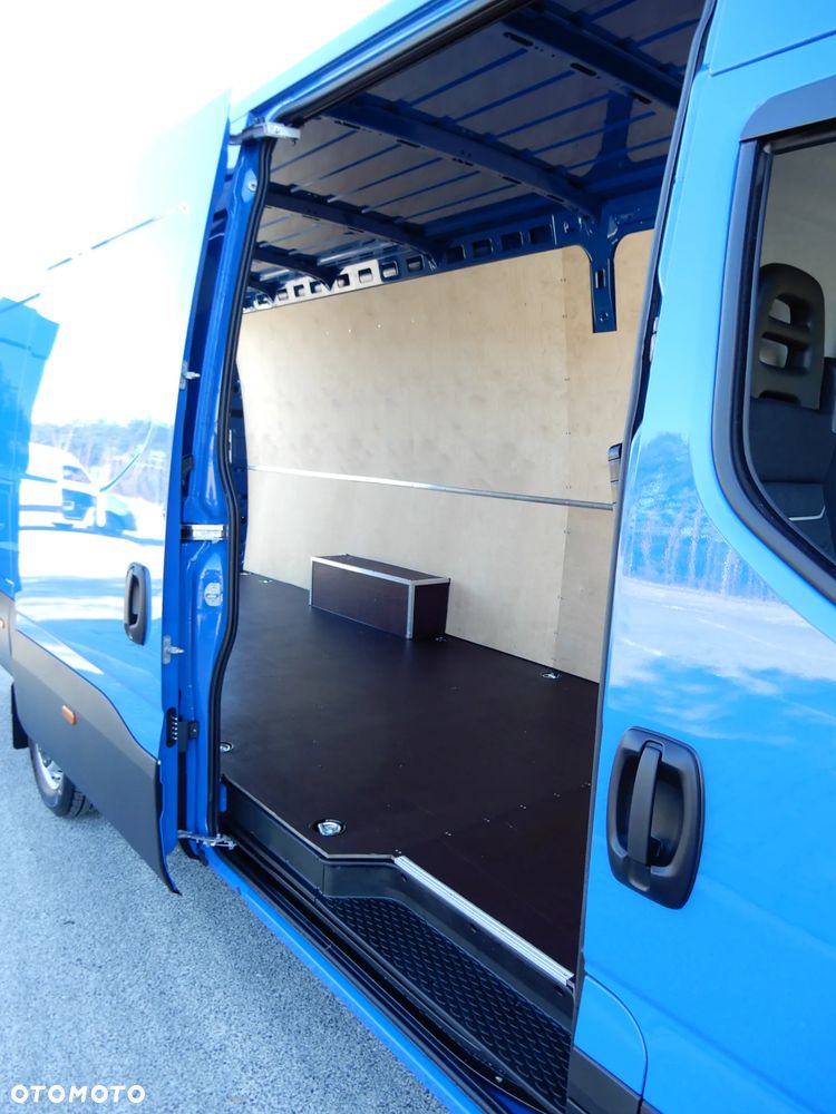 Iveco Daily 35S18 3.0 HPI 180 KM POWER Furgon Blaszak XXL 4.70 CM MAXI LONG Wysokość H2 1900 mm WZMACNIANE ZAWIESZENIE 968 Kg Ładowność HAK 3500 Kg Rozstaw Osi 4100 mm DMC 3500 Kg, WZMACNIANY Stan NOWY NIE UŻYWANY OKAZJA DOSTEPNY I GOTOWY - 24