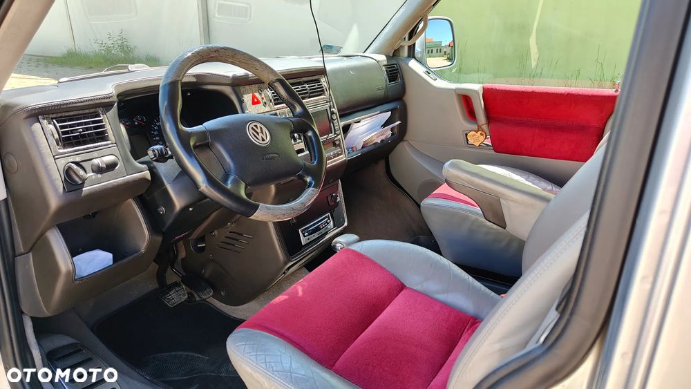 Volkswagen Caravelle - 8