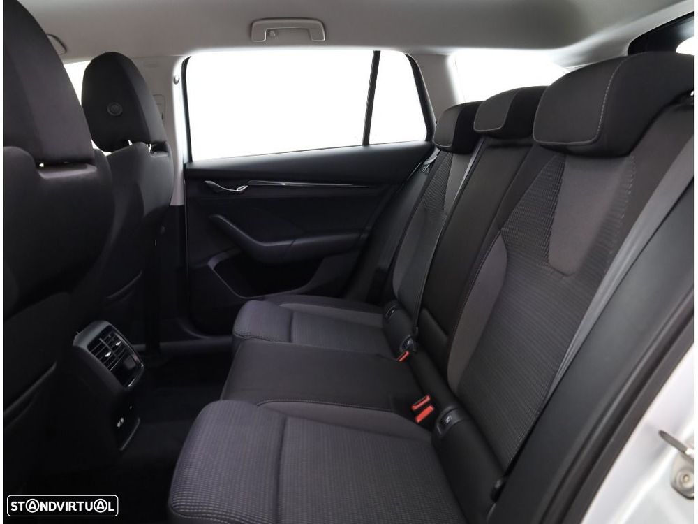 Skoda Octavia 2.0 TDI Ambition — fotografia 10