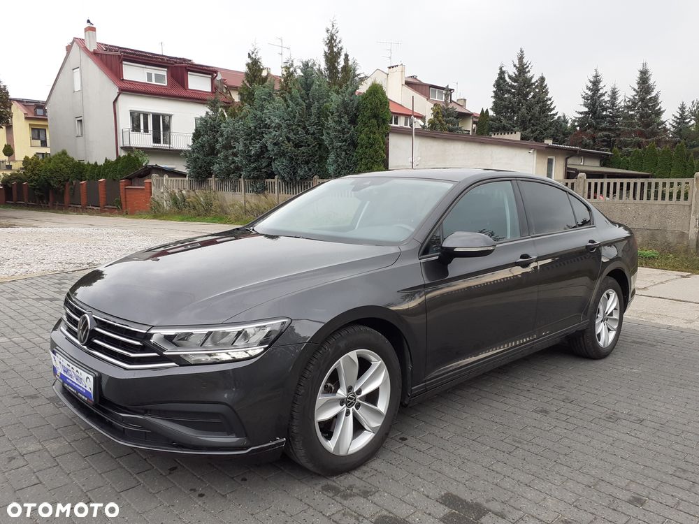 Volkswagen Passat - 1
