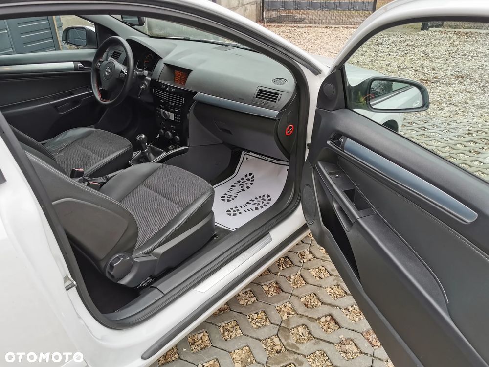 Opel Astra 1.6 Black&White - 15