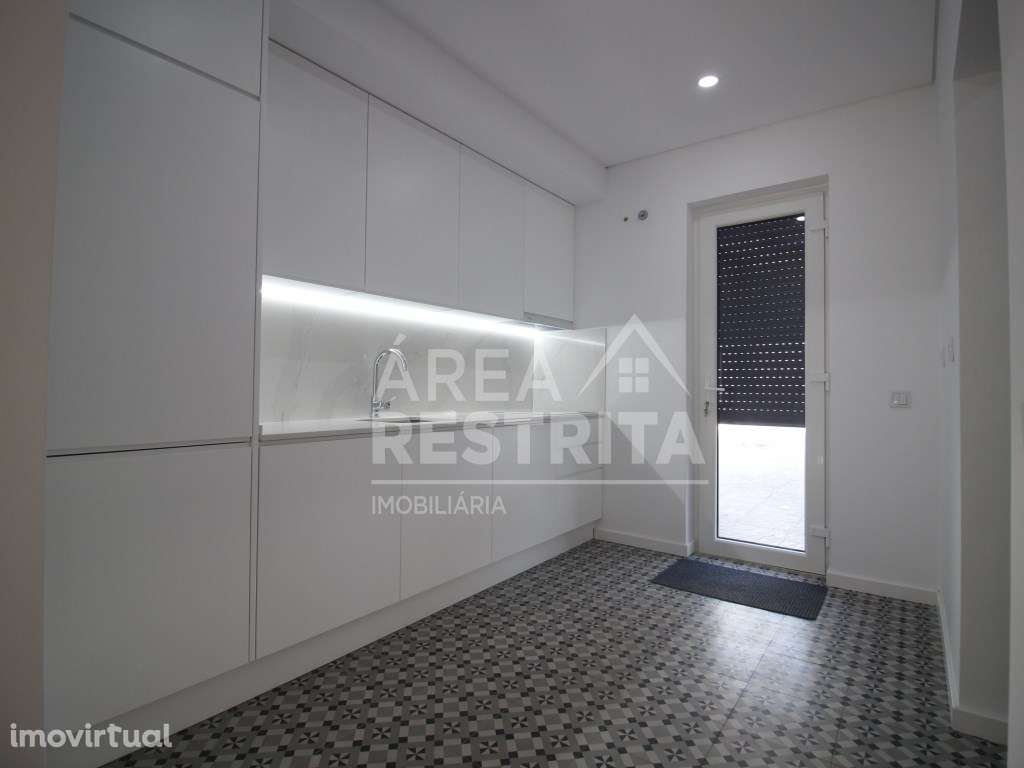 Rés-do-Chão de Moradia Bi-Familiar, com quintal na Torre da Marinha... - Grande imagem: 2/47