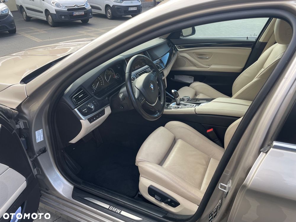 BMW Seria 5 525d xDrive - 9