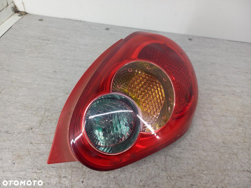 LAMPA TYLNA PRAWA TOYOTA AYGO I 81550-0H020 HATCHBACK 5 DRZWI - 4