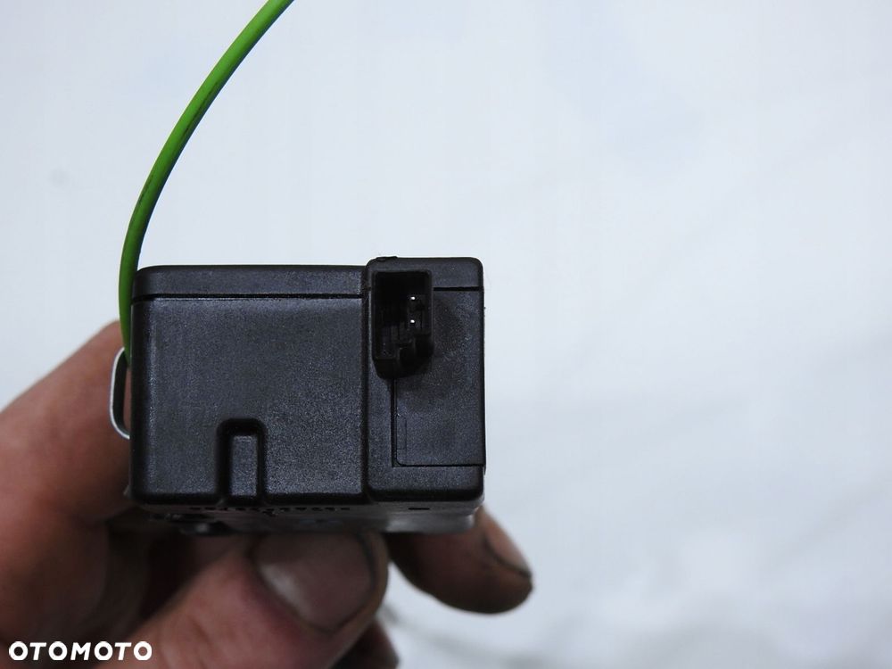 SIŁOWNIK KLAPKI WLEWU PALIWA BMW E91 - 6