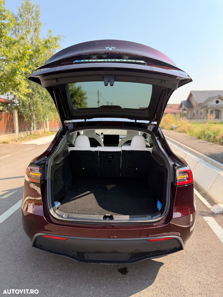 Tesla Model Y - 9