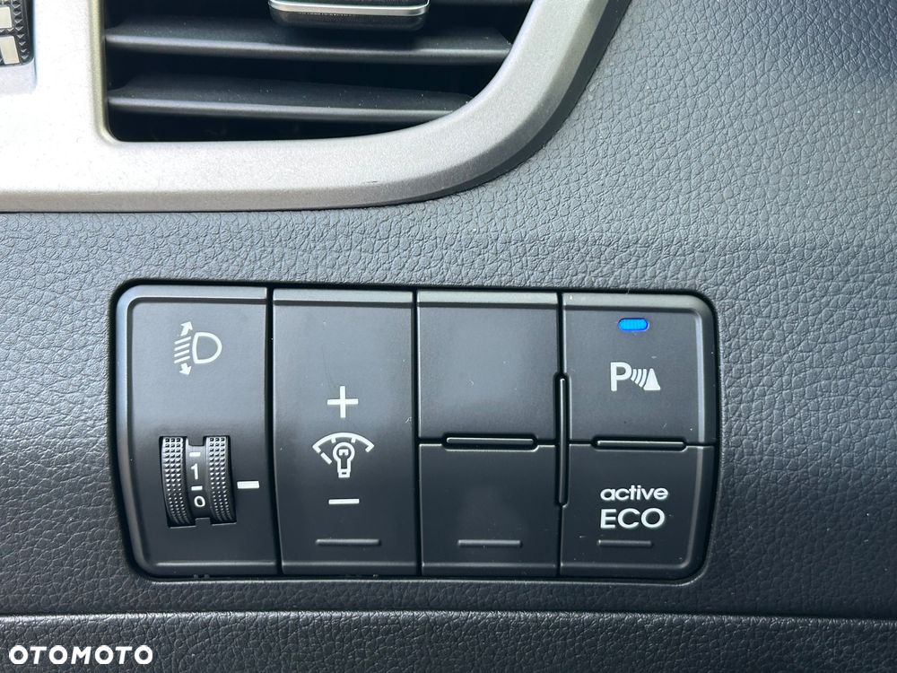 Hyundai i30 1.6 CRDi Fifa World Cup Edition - 24