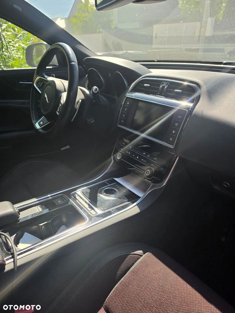 Jaguar XE 2.0 T R-Sport - 1