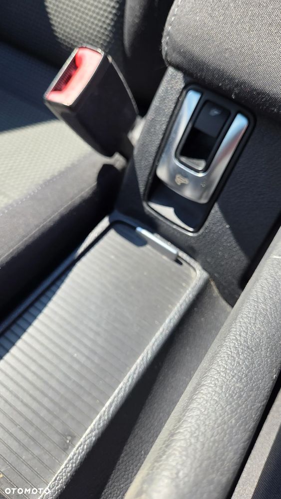 Volkswagen Golf 1.6 TDI DPF Highline - 16