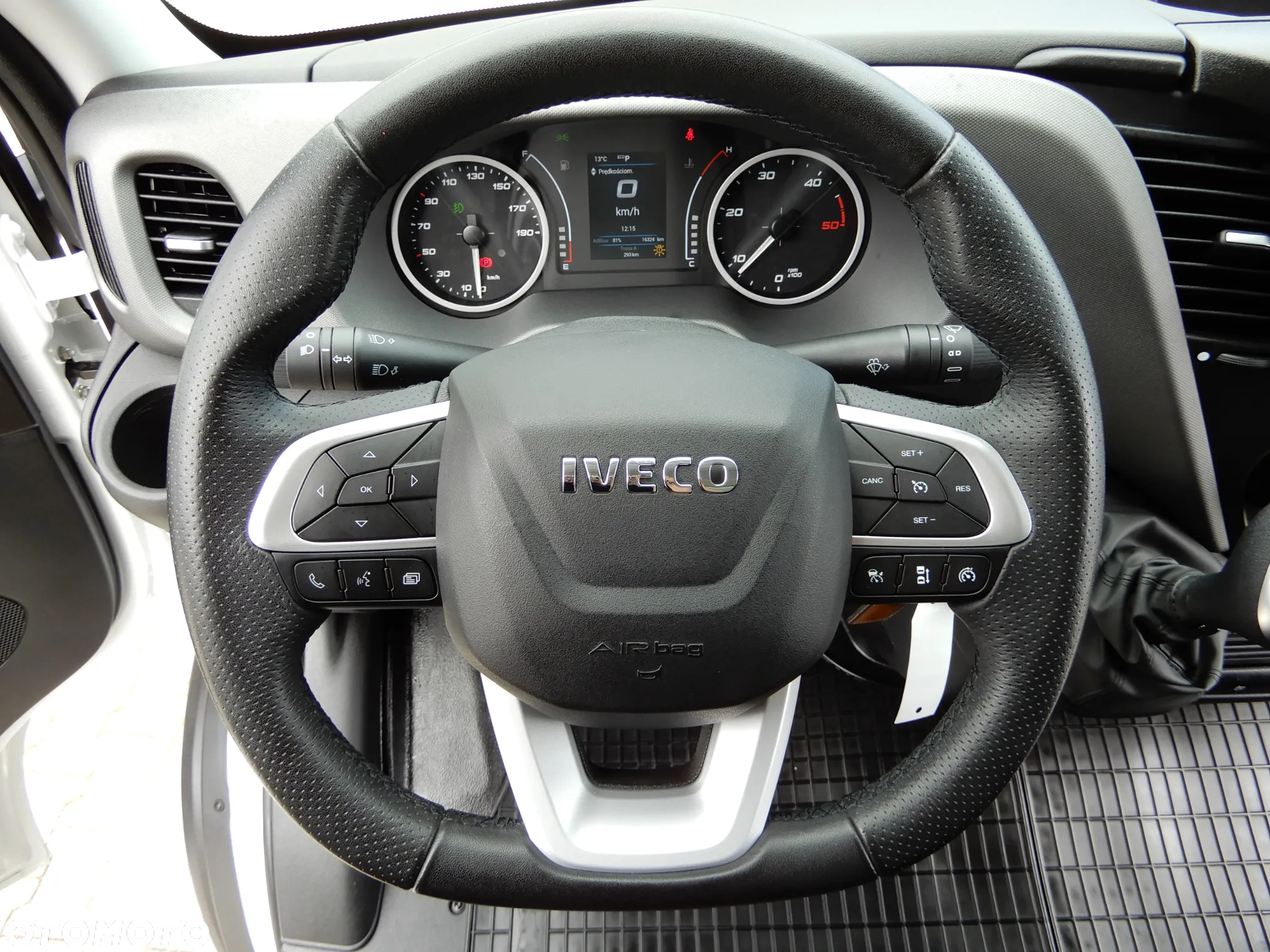 Iveco DAILY 50C18 Hi-Matic Kontener 10 E.Palet 4.91 Cm Boczne Drzwi + Winda Załadowcza DHOLLANDIA 1000 Kg Rozstaw Osi 4350 mm WZMACNIANY Tempomat Aktywny Full LED 16 Tys Km GWARANCJA FABRYCZNA Stan FABRYCZNIE NOWY DOSTĘPNY OKAZJA - 35