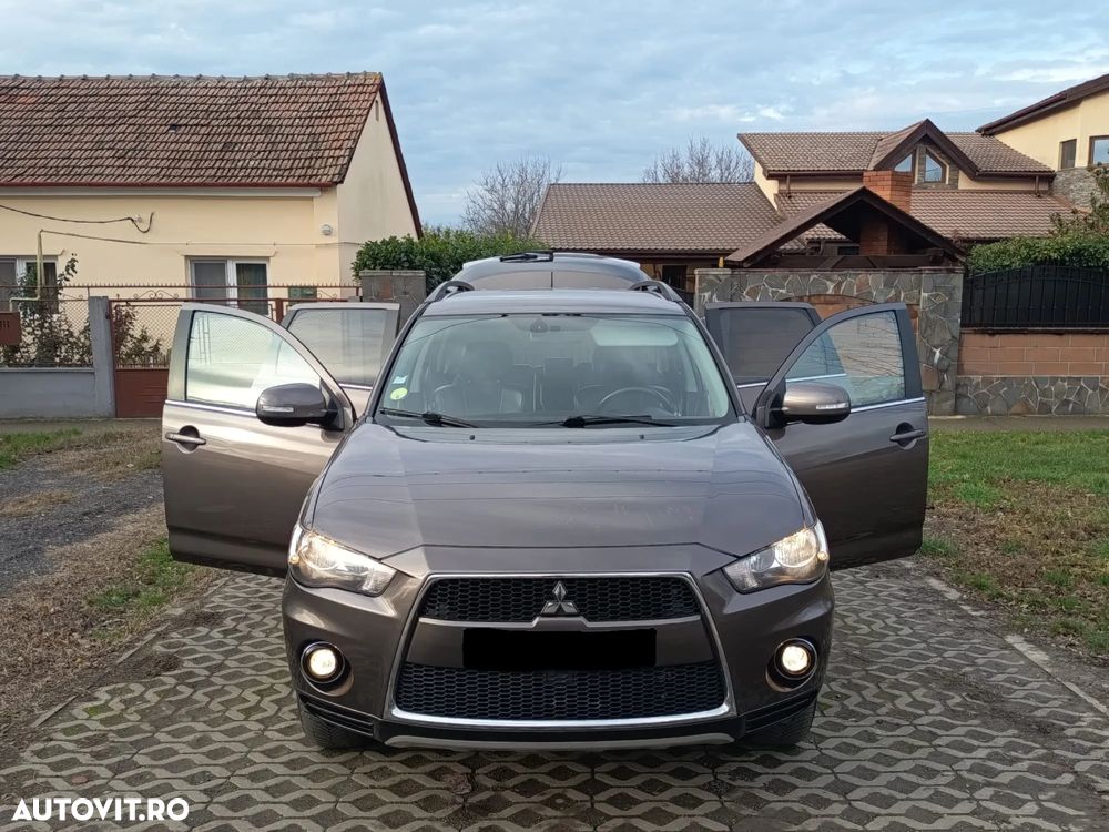 Mitsubishi Outlander - 2