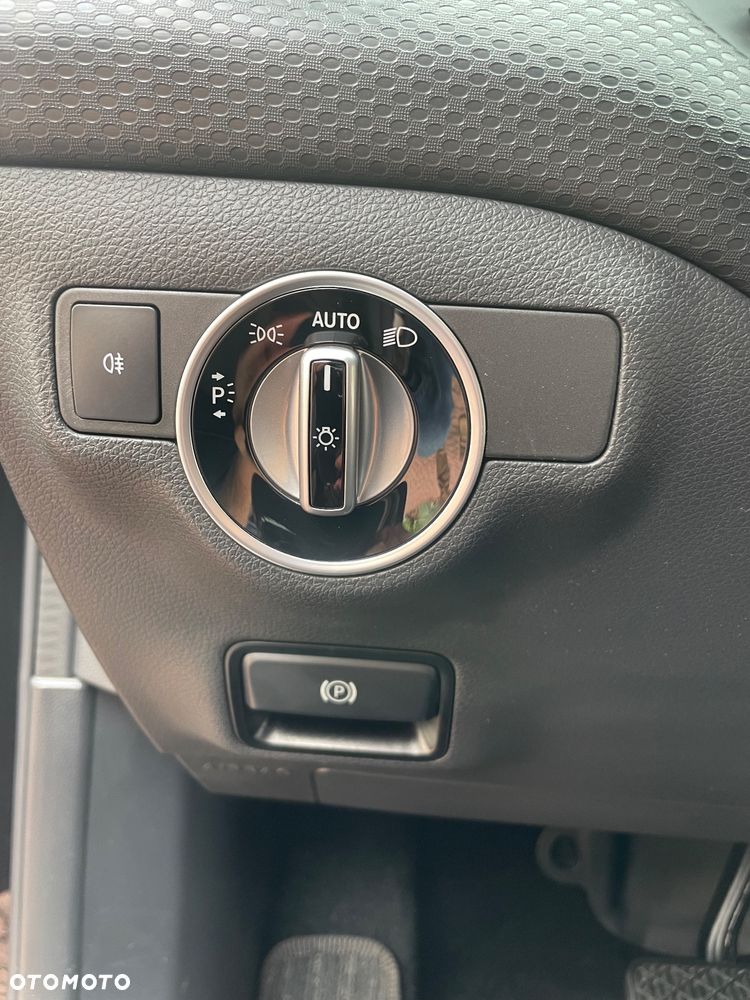 Mercedes-Benz Klasa A 180 7G-DCT - 24