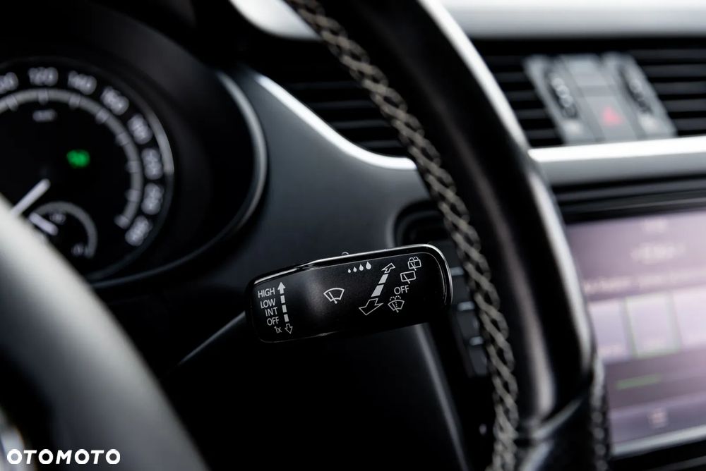 Skoda Octavia 2.0 TDI DSG RS - 33