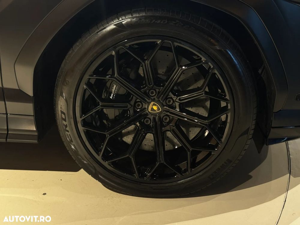 Lamborghini URUS - 13