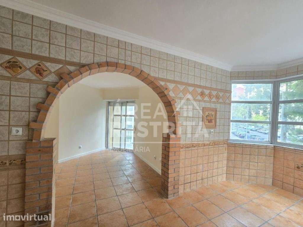 Apartamento T2 Remodelado, na Tapada das Mercês - Grande imagem: 2/23