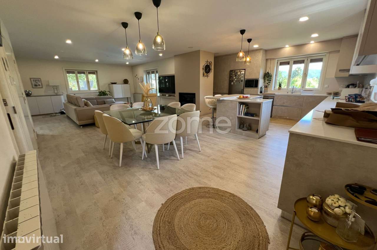 Moradia T4 com Espaço e Conforto com jardim e Garagem - Grande imagem: 2/26