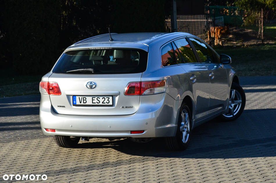 Toyota Avensis 1.8 Comfort - 24